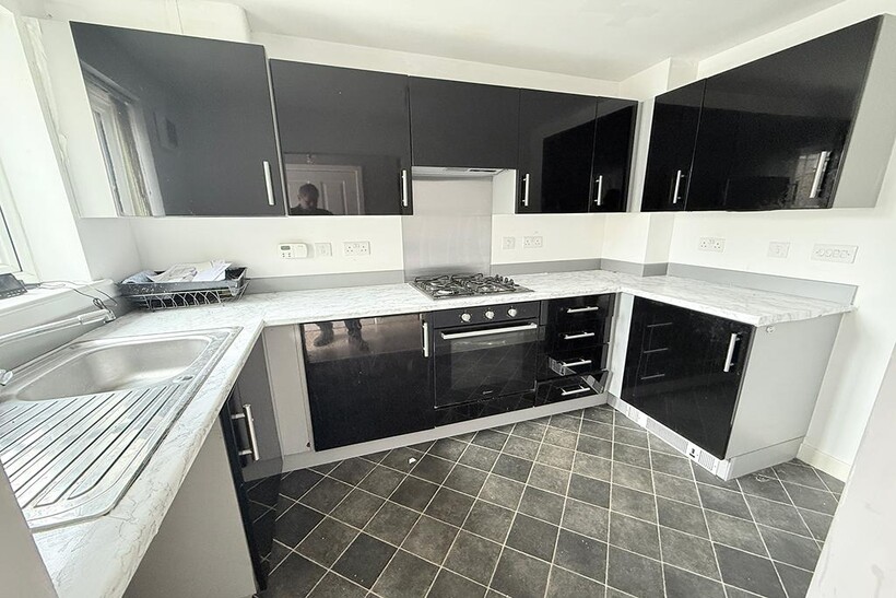 Squires Grove, Willenhall WV12 2 bed townhouse to rent - £990 pcm (£228 pw)