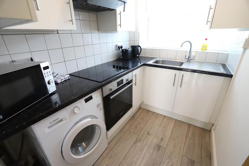3 Rooms at Wesley Place... 3 bed semi-detached house to rent - £1,235 pcm (£285 pw)