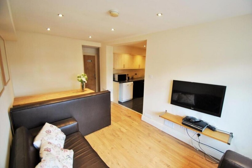 Edgeworth Drive, Manchester 8 bed semi-detached house to rent - £5,547 pcm (£1,280 pw)