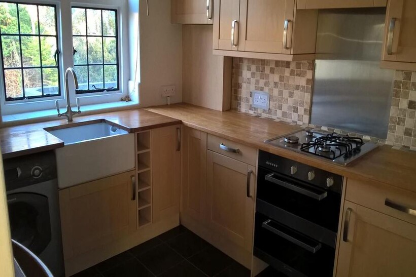 Bishopsmead Parade, East Horsley 1 bed apartment to rent - £1,175 pcm (£271 pw)