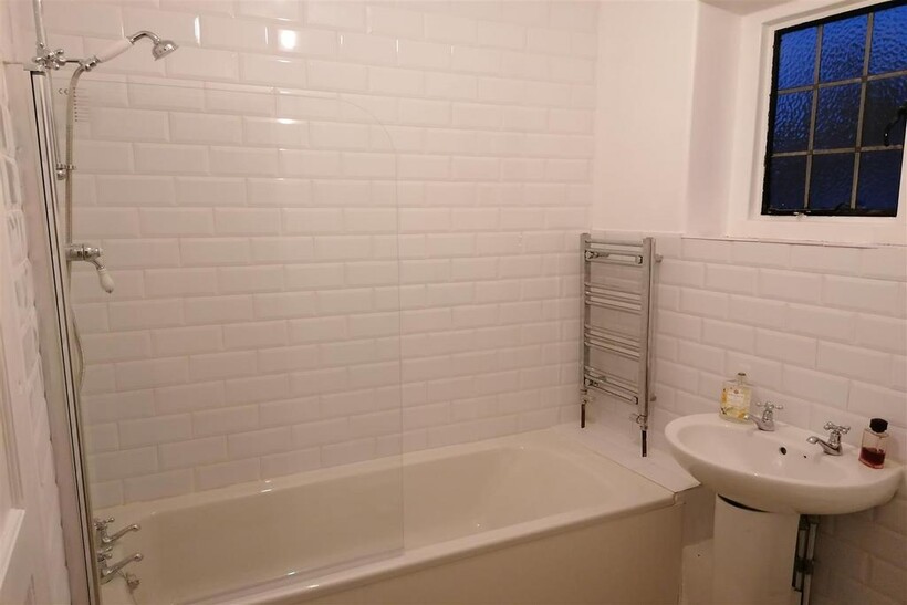 Bishopsmead Parade, East Horsley 1 bed apartment to rent - £1,175 pcm (£271 pw)