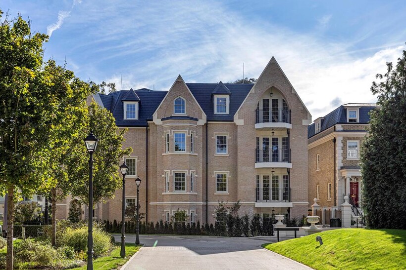 King John Square, Englefield Green... 3 bed flat to rent - £8,000 pcm (£1,846 pw)