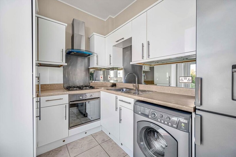 Russell Gardens, London W14 2 bed flat to rent - £2,197 pcm (£507 pw)