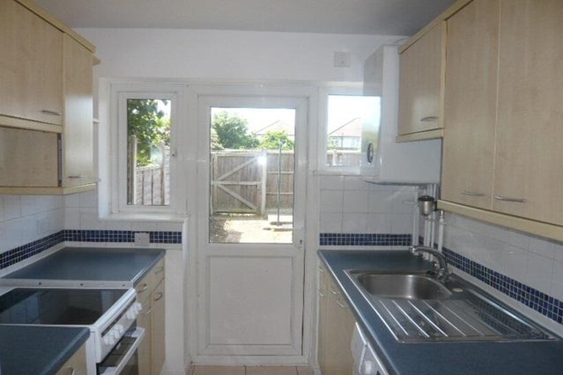 Vineyard Road, Feltham 2 bed maisonette to rent - £1,525 pcm (£352 pw)