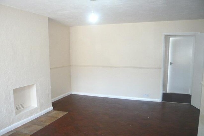 Vineyard Road, Feltham 2 bed maisonette to rent - £1,525 pcm (£352 pw)
