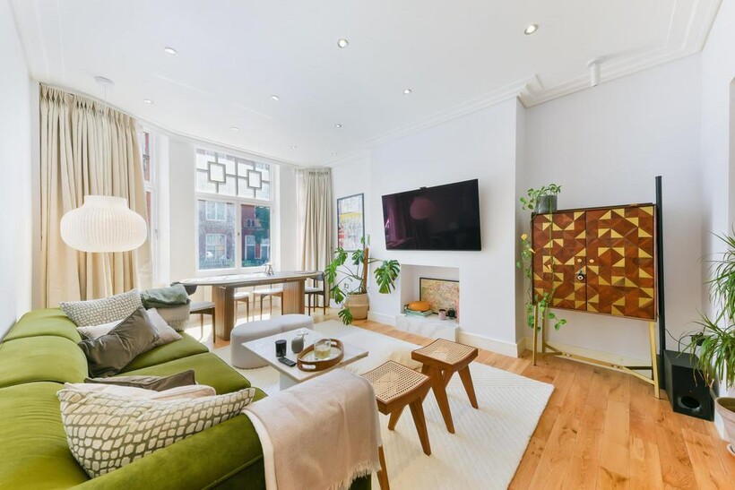 Montagu Mansions, Marleybone, London... 2 bed apartment to rent - £4,498 pcm (£1,038 pw)