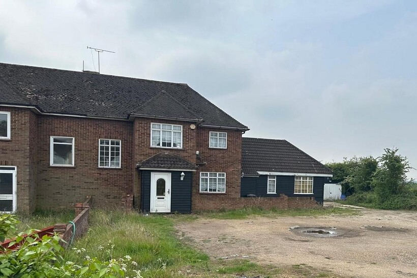 Shepherds Hill, Romford, RM3 3 bed semi-detached house to rent - £3,750 pcm (£865 pw)