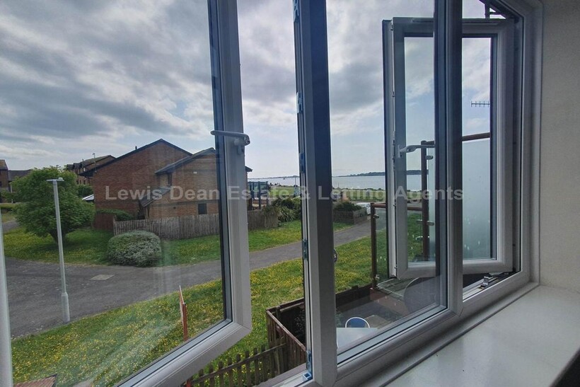 Baiter Park, Poole, Dorset. 3 bed maisonette to rent - £1,295 pcm (£299 pw)