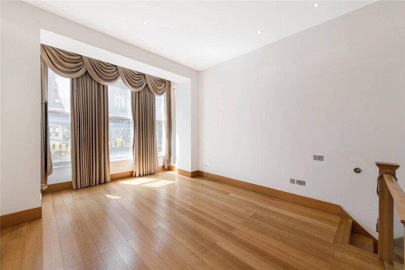 Pont Street, London, SW1X 2 bed flat to rent - £3,878 pcm (£895 pw)