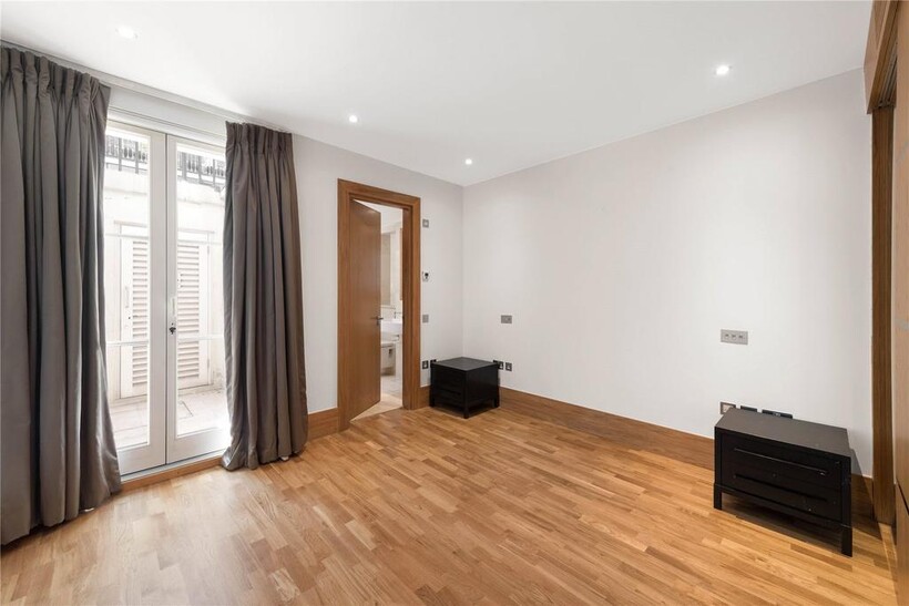 Pont Street, London, SW1X 2 bed flat to rent - £3,878 pcm (£895 pw)