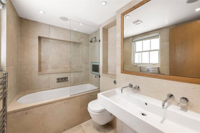 Pont Street, London, SW1X 2 bed flat to rent - £3,878 pcm (£895 pw)