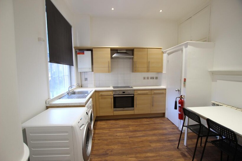 *PROFESSIONALS & STUDENTS*  Available... 8 bed end of terrace house to rent - £4,640 pcm (£1,071 pw)