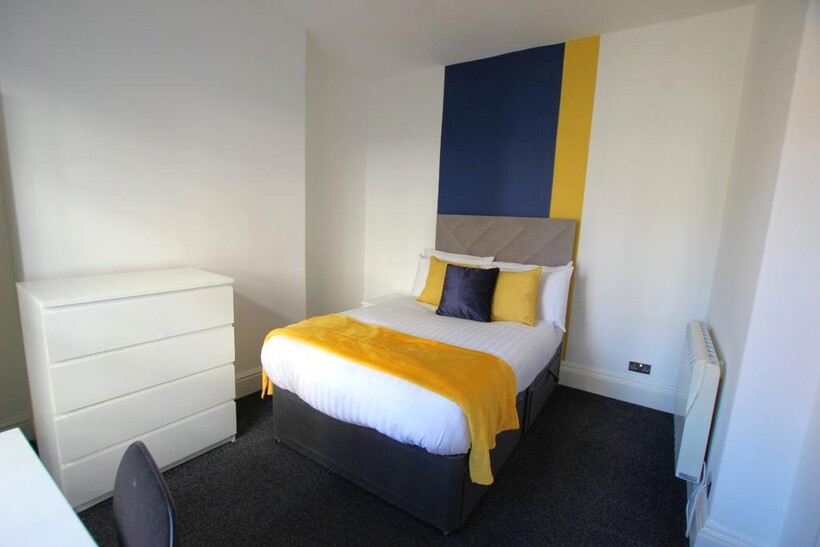 *PROFESSIONALS & STUDENTS*  Available... 8 bed end of terrace house to rent - £4,640 pcm (£1,071 pw)