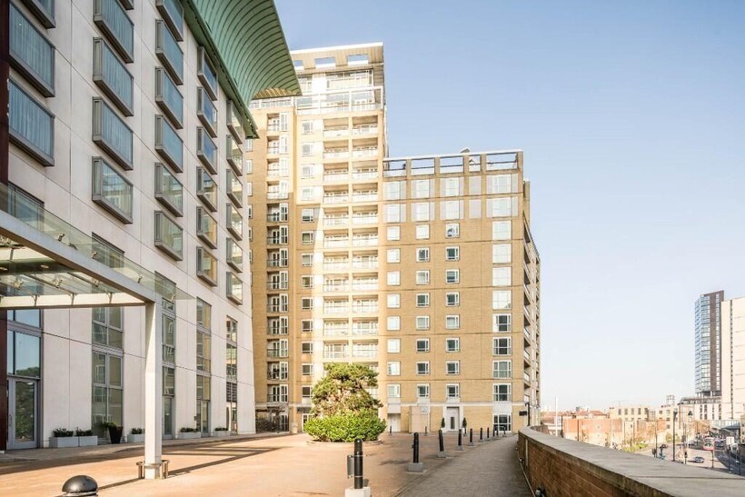 Westferry Circus, London E14 2 bed apartment to rent - £4,073 pcm (£940 pw)