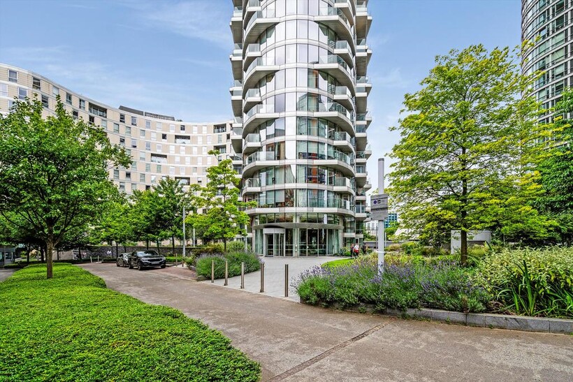Charrington Tower, 11 Biscayne... 3 bed flat to rent - £4,983 pcm (£1,150 pw)