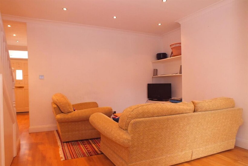 Wells House Road, Acton, NW10 6EA 3 bed semi-detached house to rent - £2,197 pcm (£507 pw)