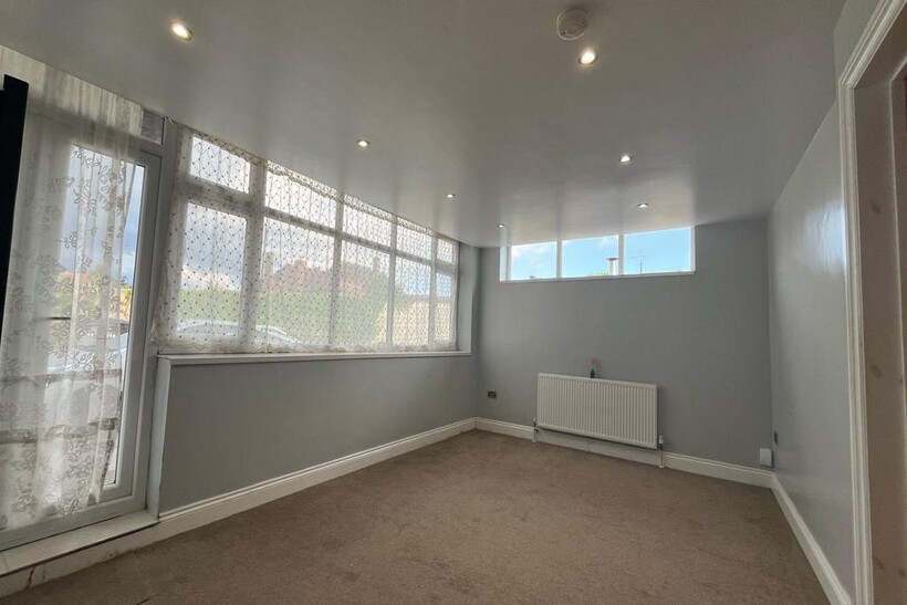 Chesil Way, Hayes, Greater London, UB4 3 bed flat to rent - £2,395 pcm (£553 pw)