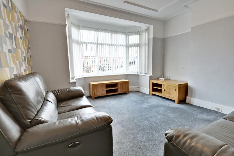 Orchard Crescent, Enfield EN1 4 bed semi-detached house to rent - £2,395 pcm (£553 pw)