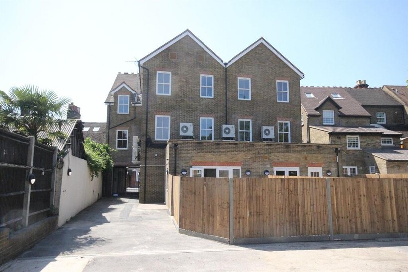 6-8 High Street, Iver SL0 1 bed apartment to rent - £1,175 pcm (£271 pw)