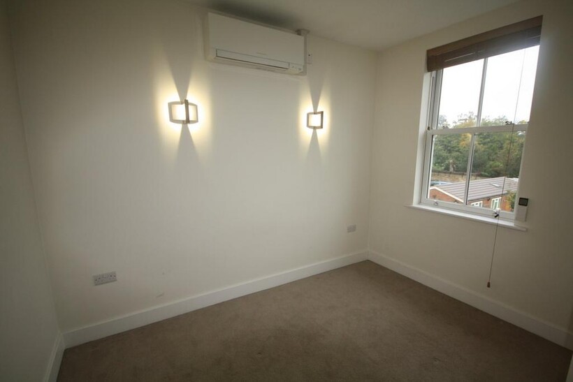 6-8 High Street, Iver SL0 1 bed apartment to rent - £1,175 pcm (£271 pw)