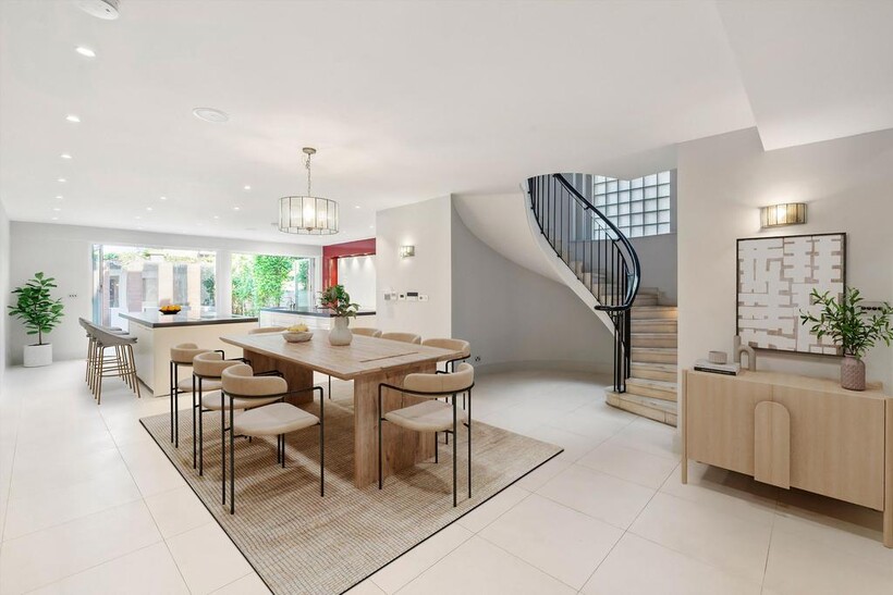 Cheyne Place, London, SW3 6 bed terraced house to rent - £21,450 pcm (£4,950 pw)