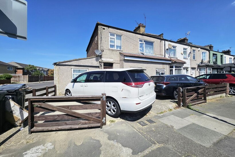  Ilford, Essex, IG1 2 bed flat to rent - £1,700 pcm (£392 pw)