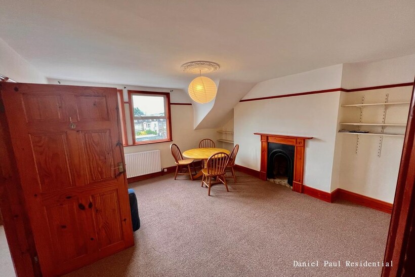 Drayton Green Road 2 bed flat to rent - £1,699 pcm (£392 pw)