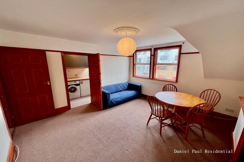 Drayton Green Road 2 bed flat to rent - £1,699 pcm (£392 pw)