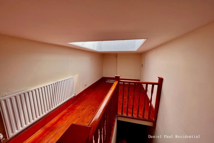 Drayton Green Road 2 bed flat to rent - £1,699 pcm (£392 pw)