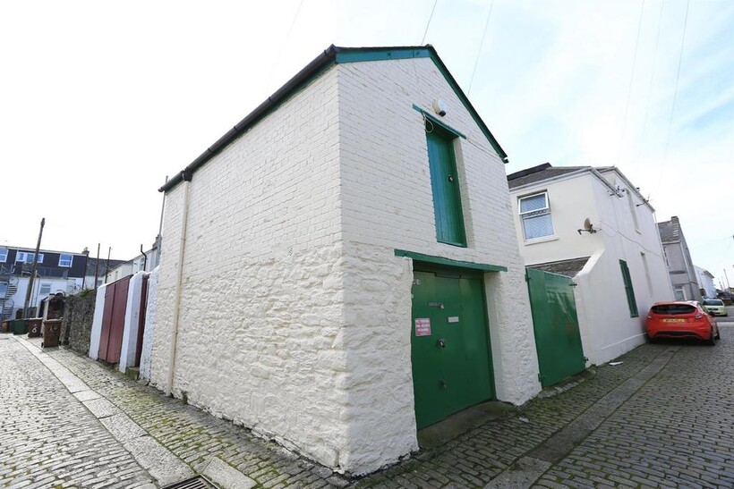 Langham Place, Plymouth PL4 Property to rent - £350 pcm (£81 pw)