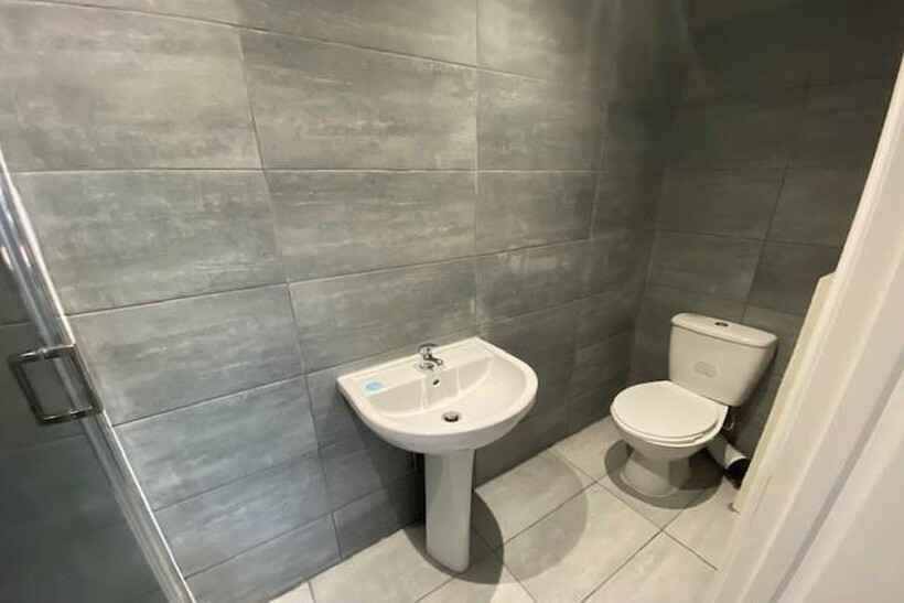 Manchester Road East, Manchester 1 bed in a house share to rent - £542 pcm (£125 pw)