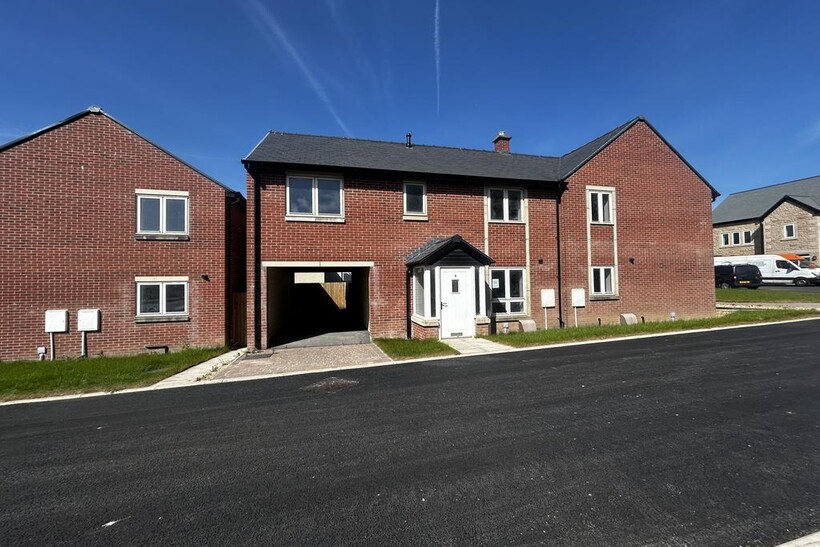 Meadowhead, Longridge PR3 4 bed semi-detached house to rent - £1,350 pcm (£312 pw)