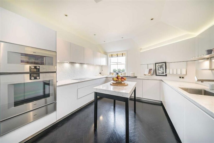 Pont Street, London SW1X 3 bed flat to rent - £25,978 pcm (£5,995 pw)