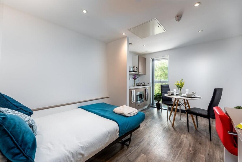 Large Suite Studio, Opto Village... 1 bed in a flat share to rent - £770 pcm (£178 pw)