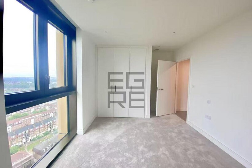 Twelve Trees Park, London E15 2 bed flat to rent - £2,850 pcm (£658 pw)