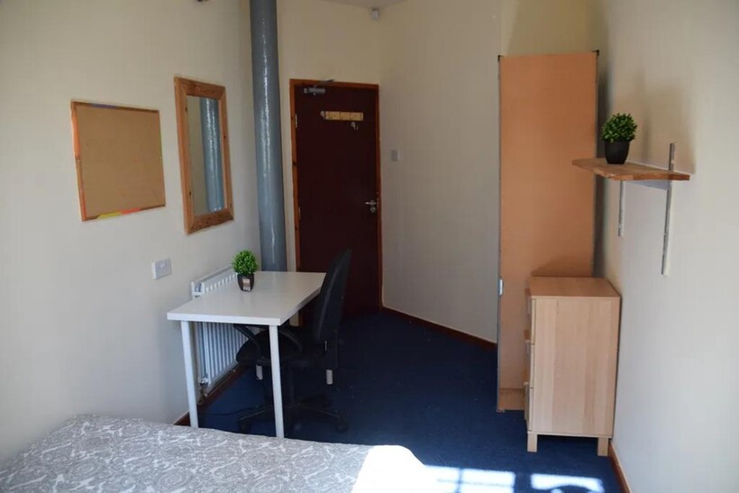 A tidy and inviting double bedroom featuring a ...