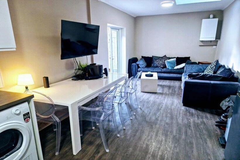 8 Eo JEu BERUam OG8yk UQb LA.jpg