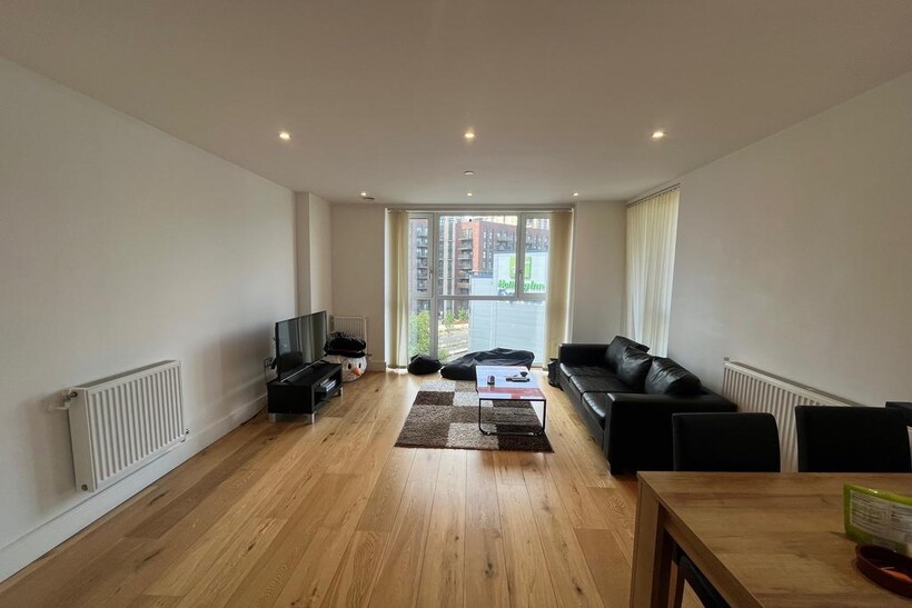 Emily Street, Sovereign Tower, London... 2 bed apartment to rent - £2,485 pcm (£573 pw)