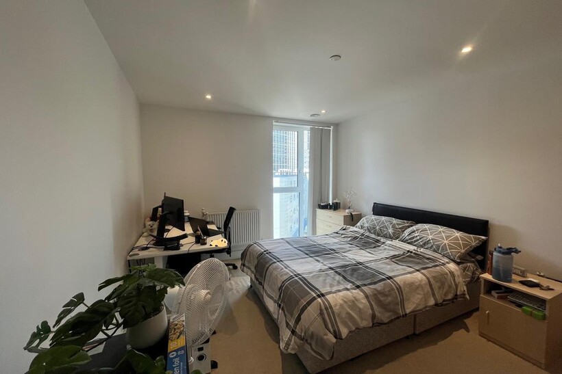 Emily Street, Sovereign Tower, London... 2 bed apartment to rent - £2,485 pcm (£573 pw)