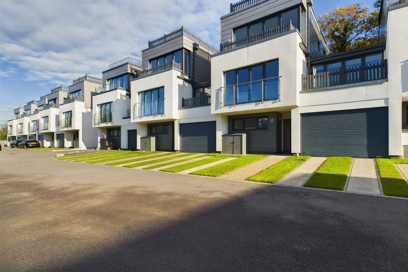 The Hamiltons, Chatham, ME5 4 bed link detached house to rent - £2,750 pcm (£635 pw)