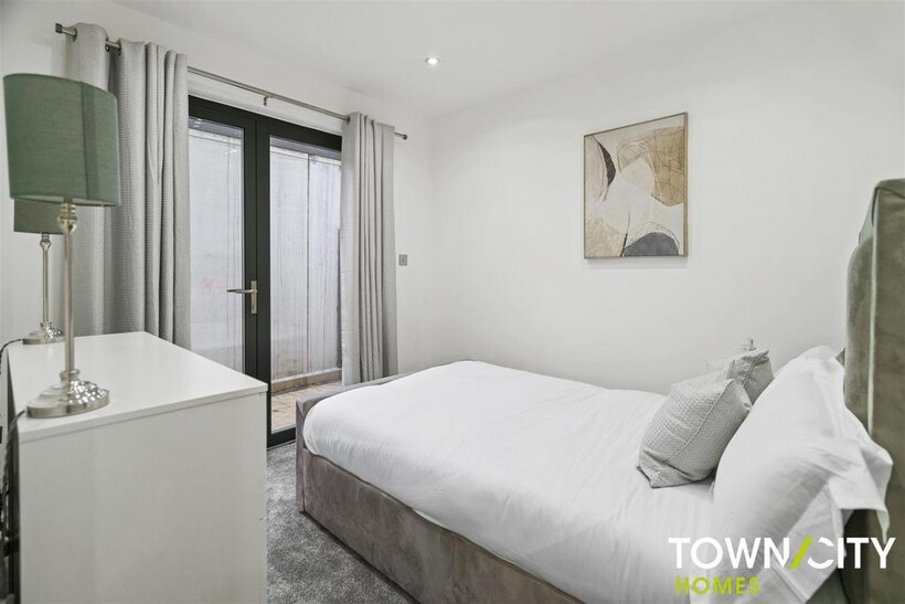 The Hamiltons, Chatham, ME5 4 bed link detached house to rent - £2,750 pcm (£635 pw)