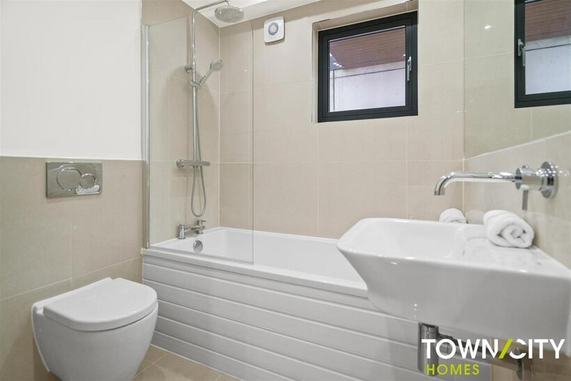 The Hamiltons, Chatham, ME5 4 bed link detached house to rent - £2,750 pcm (£635 pw)