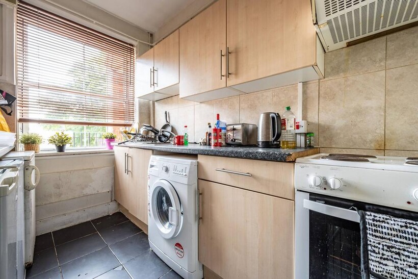 Vauban Estate, Bermondsey, London, SE16 3 bed maisonette to rent - £3,198 pcm (£738 pw)