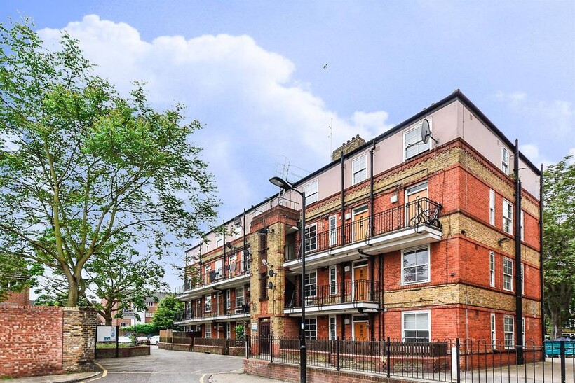 Vauban Estate, Bermondsey, London, SE16 3 bed maisonette to rent - £3,198 pcm (£738 pw)