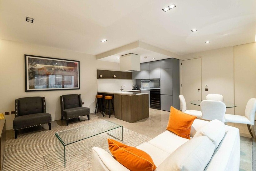 Babmaes Street, St James, SW1Y 2 bed flat to rent - £11,700 pcm (£2,700 pw)