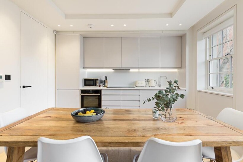 Portobello Road, London, W11 3 bed apartment to rent - £7,150 pcm (£1,650 pw)