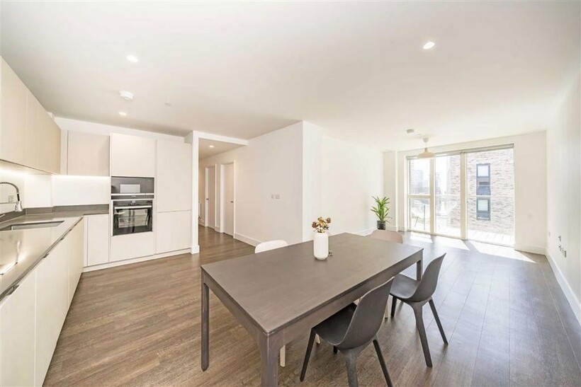 North End Road, Wembley HA9 3 bed flat to rent - £3,198 pcm (£738 pw)