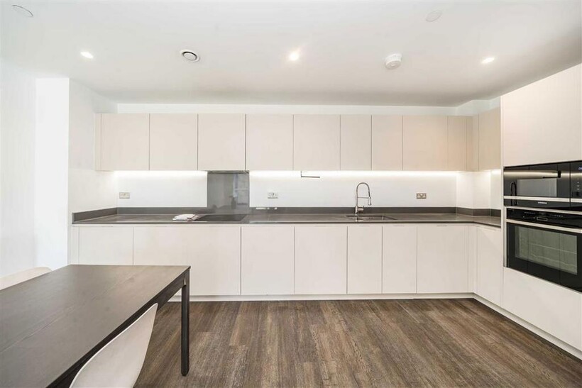 North End Road, Wembley HA9 3 bed flat to rent - £3,198 pcm (£738 pw)