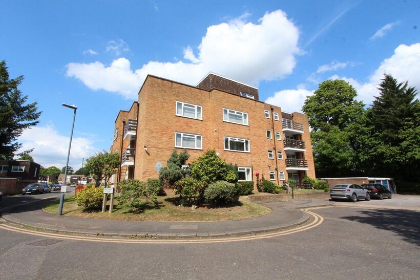 September Way, Stanmore, HA7 2 bed flat to rent - £1,825 pcm (£421 pw)