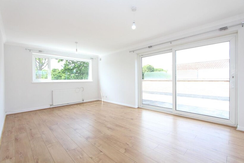 September Way, Stanmore, HA7 2 bed flat to rent - £1,825 pcm (£421 pw)